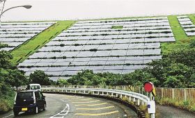 南紀白浜空港ののり面に設置している太陽光発電パネル（和歌山県白浜町で）