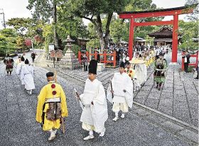 熊野御幸を再現する「令和の熊野詣」の出立式で、城南宮を出発する行列（京都市伏見区で）