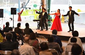 勝浦地方卸売市場に設けられた舞台でオペラの名曲などを披露する歌手（和歌山県那智勝浦町で）