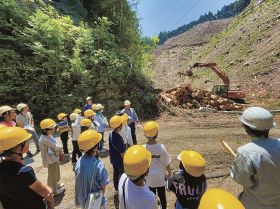 伐採現場を間近で見学／田辺市熊野ＴＢ／小学生向け森林環境学習