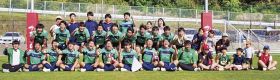 ７人制ラグビーの県大会で優勝し、応援した子どもらと喜ぶ熊野のメンバー（上富田スポーツセンターで）