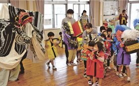 東本庄青年団の獅子舞と一緒に手作りの獅子舞を披露する園児（和歌山県みなべ町西本庄で）