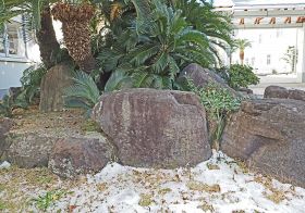 文字が刻印された石（中央）が見つかった中庭の花壇＝和歌山県みなべ町芝で
