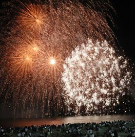 【動画】夏の夜空を鮮やかに　南紀白浜で花火フェスタ、４年ぶりの規模で開催