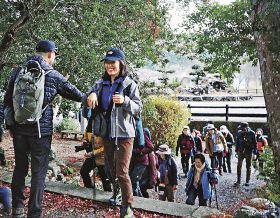 目的地の近露王子に到着した「熊野リボーンプロジェクト」の受講生ら（和歌山県田辺市中辺路町近露で）