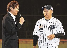 完封勝利を挙げた西垣彰太投手（右）にヒーローインタビューをする濱中治さん