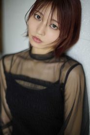 『ウマ娘』タニノギムレット役・松岡美里のクールな眼差し　上目遣いな写真も公開