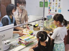 図書館の仕事体験／田辺／小中学生６人