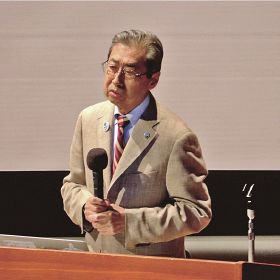 シンポジウムで講演する東京大学名誉教授の平朝彦さん