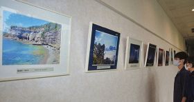ホテルロビーに展示されているみなべ町など日高地方の風景写真（和歌山県みなべ町山内で）