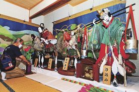 地区の会館に人形などを飾る住民（２３日、和歌山県田辺市南新町で）