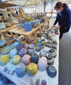 多彩な食器などが並ぶ「大陶器市」の会場には、鮮やかな色合いの茶わんも＝和歌山県白浜町堅田で
