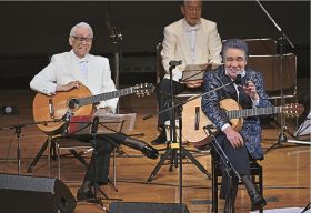 串本ふるさとジョイントコンサートで演奏や歌を披露した斉藤功さん（左）と鳥羽一郎さん（右）＝２７日、和歌山県串本町串本で