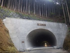 ずさんな工事がされていた県道長井古座線の八郎山トンネル（和歌山県串本町）＝和歌山県提供