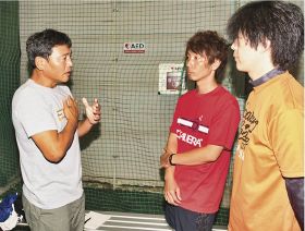 命を取り留めた大島克也さん（左）。ＡＥＤを使って救助した高川慎也さん（右から２人目）と竹橋勝さんに感謝の気持ちを伝える＝上富田町スポーツセンターで