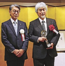 真砂充敏市長（左）からトロフィーを受け取った山極寿一さん＝京都市で、南方熊楠顕彰会提供