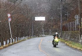 雪が舞う国道３７１号（２８日午前１０時５０分、和歌山県田辺市龍神村で）