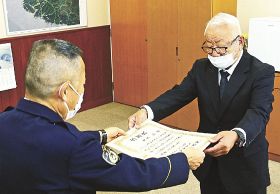 原口憲司署長（左）から感謝状を受け取る北本弘さん＝２５日、和歌山県警白浜署で