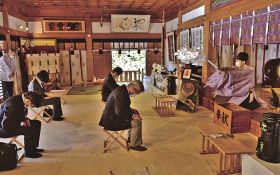 梅干しを奉納するために熊野本宮大社を訪れ、拝殿でおはらいを受ける関係者（６日、和歌山県田辺市本宮町で）