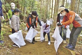 土を運んで熊野古道を修繕する道普請の参加者（和歌山県田辺市本宮町で）