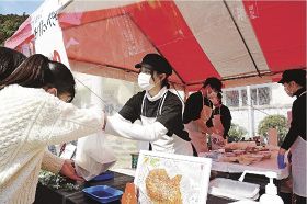 「揚げたい焼き」を作って販売する神島高校の生徒