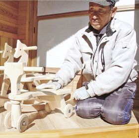 地元産ヒノキで三輪車　龍神村の久保さん作る
