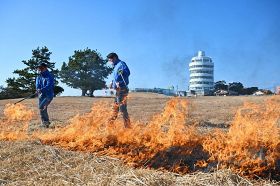 【動画】火祭り「準備着々」　潮岬望楼の芝の周囲焼く、串本
