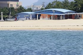 ３年ぶりに海水浴場が開設される田辺扇ケ浜（和歌山県田辺市で）