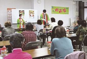 東京豊島青果板橋支社で梅ジュースの作り方を説明する梅愛隊のメンバー（東京都板橋区で）
