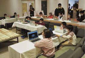 ノートパソコンを使ってプログラミングなどを体験する子どもたち（和歌山県白浜町で）＝ホテルシーモア提供