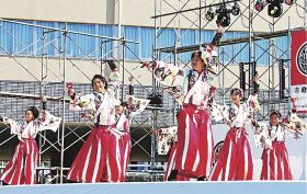 「紀州弁慶よさこい踊り」のコンテスト予選で演舞を披露する参加者（１日、和歌山県田辺市扇ケ浜で）