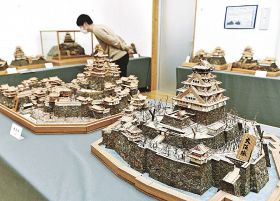 岩田公民館で展示している、全国各地の名城の模型（和歌山県上富田町岩田で）