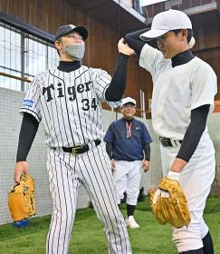 串本ベースボールクラブのメンバーにピッチングを指導する元阪神の高宮和也さん（２０日、和歌山県串本町串本で）