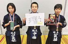 梅花（みなべ）が低学年３位／強豪そろう剣道大会