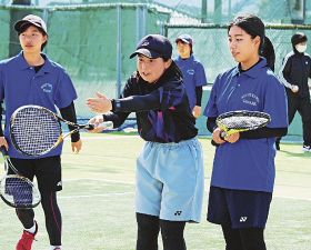 田辺高校で出張教室／きのくに信金ソフトテニス部