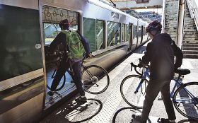 電車に自転車を載せるすさみ町役場の職員（和歌山県すさみ町周参見で）