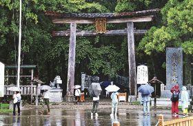 ３連休の初日は雨となり、観光客もまばらの熊野本宮大社周辺＝１７日午前１０時２０分ごろ、和歌山県田辺市本宮町で