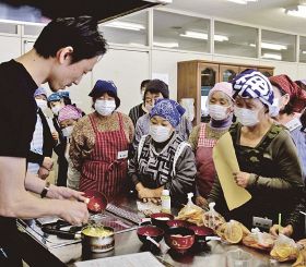 林拓郎さん（左）から調理のポイントを教わる参加者＝４日、和歌山県上富田町市ノ瀬で