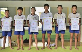 男子団体３位入賞の明洋中学校体操部員