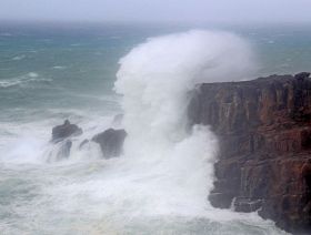 台風１４号の影響で波が高くなっている三段壁（１９日午前８時半ごろ、和歌山県白浜町で）