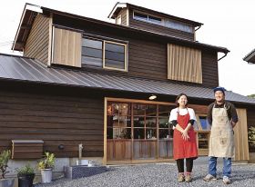 農業体験もできる農家レストランをオープンした田上太輝さんと有沙さん夫妻（和歌山県上富田町市ノ瀬で）