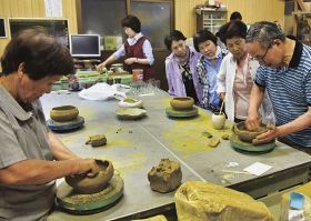 和歌山県みなべ町清川であった陶芸の体験プログラム（昨年度の様子）