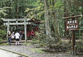 熊野古道を歩く人が、ちらほらと発心門王子を訪れていた（２０日、和歌山県田辺市本宮町で）