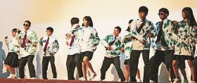 ダンスを披露する熊野高校２年の生徒（１１日、和歌山県上富田町朝来で）