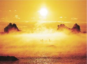 海霧、黄金色に輝く　和歌山県串本町田原の海岸で冬の風物詩