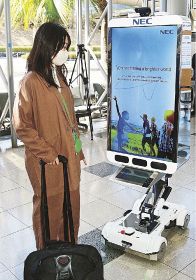 実証実験で空港内を案内するロボット（和歌山県白浜町の南紀白浜空港で）