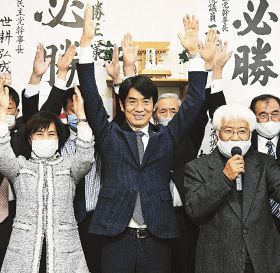 万歳をして当選を喜ぶ田嶋勝正氏（中央）ら＝１８日、和歌山県串本町串本で