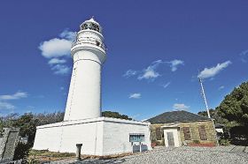 今年９月で正式点灯から１５０周年を迎える潮岬灯台。奥に見える石造りの建物が、活用を目指している旧灯台守官舎（和歌山県串本町潮岬で）