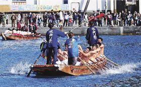 一致団結、櫂伝馬こぐ　串本で「水門祭」
