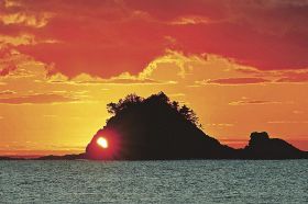 「目」に当たる穴に太陽が入って「金目鯛」となった鯛島（和歌山県串本町西向で）